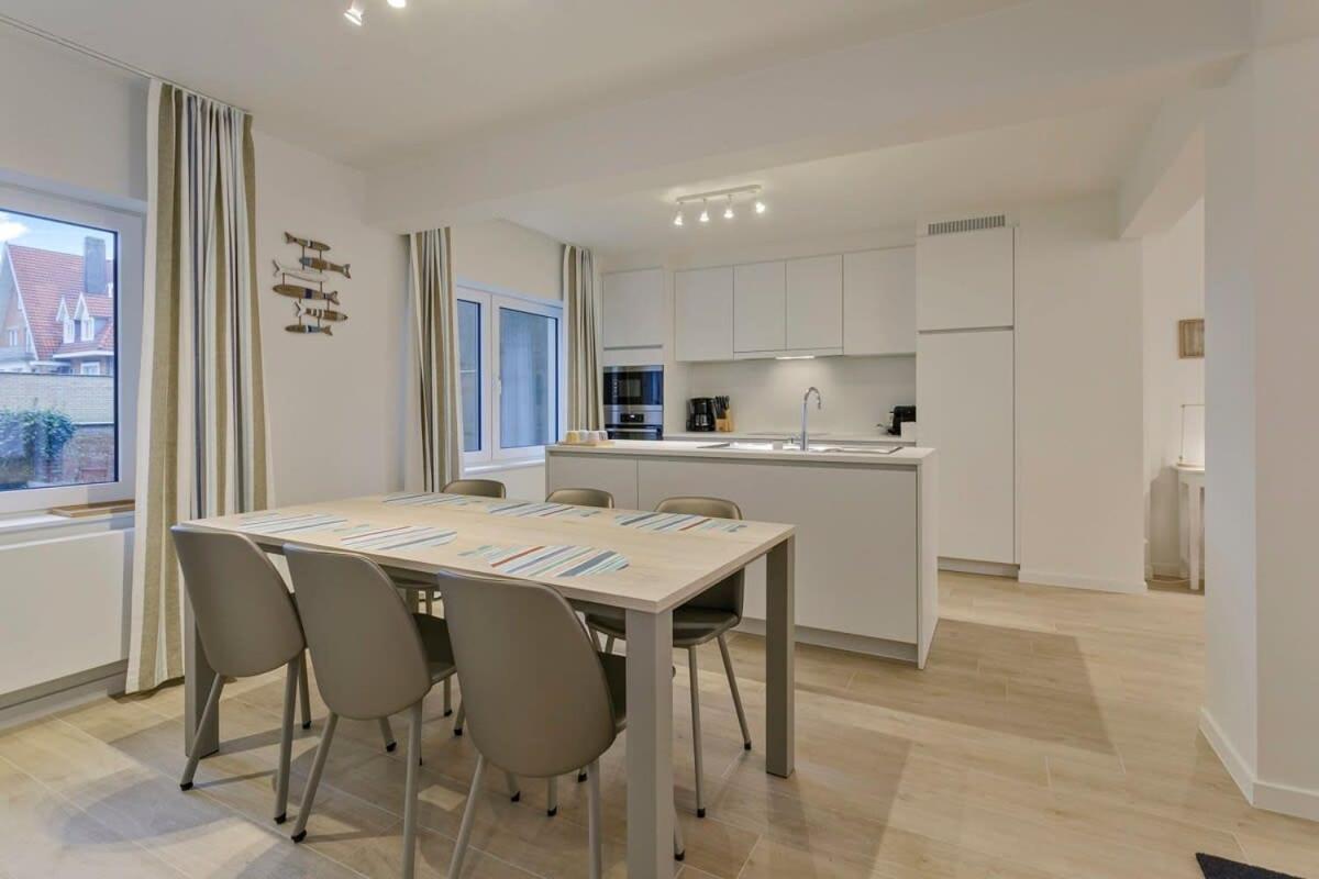 Huswell - Stunning Apartment At The Beachfront Of De Haan Exterior foto